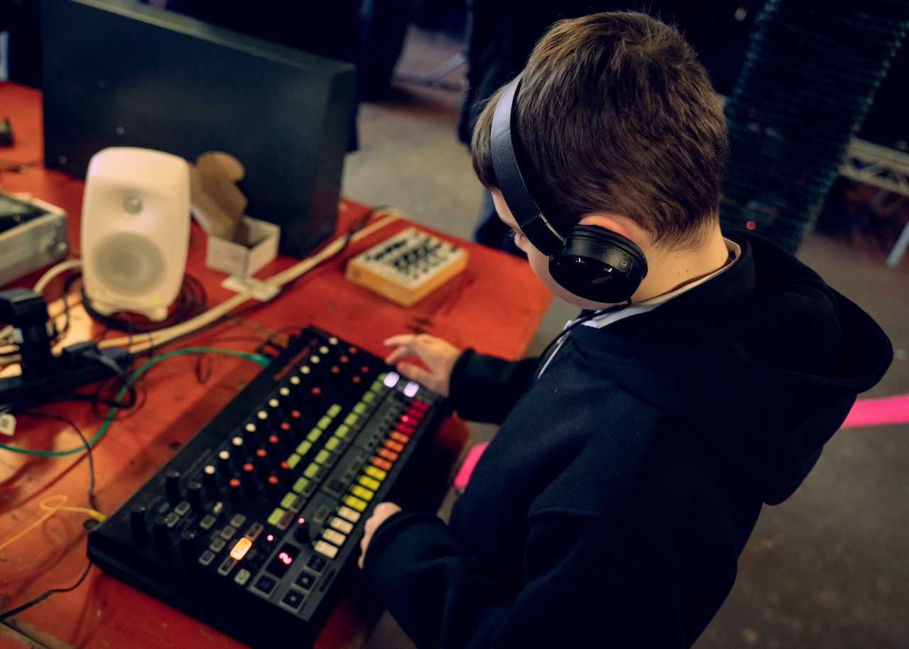 pop up synth club